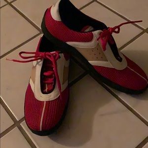 Women’s red golf shoes